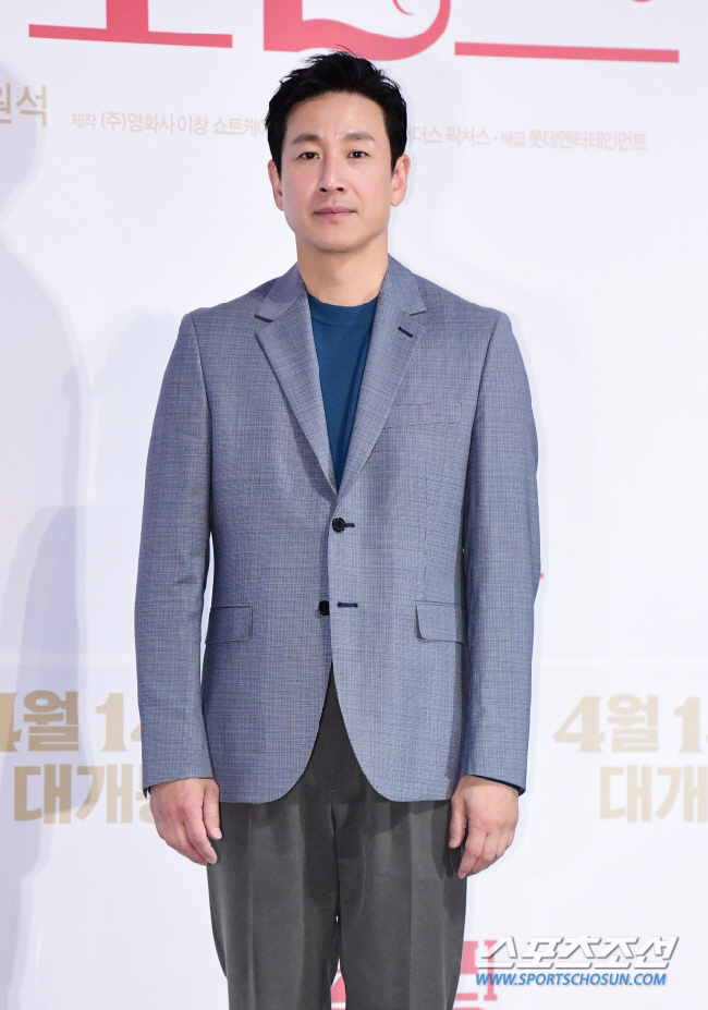 Actor Lee Sun Gyun is known to receive police My for suspicion of Drug Oral administration, and the advertising system quickly disappeared.Especially, the advertisement that his wife Hye-Jin Jeon appeared together turned out to be private, and Hye-Jin Jeon also got a spark.On the 20th, SK Telecom and SK Broadband changed the advertising image of the kids brand, which Lee Sun Gyun and Hye-Jin Jeon married as models, to private.As it is contents for childrens education, Drug-related words alone can hurt the image, and it seems to be taking action quickly.In addition, a nutritional brand that introduced Lee Sun Gyun as a model changed the advertising text, lowered the advertising picture, and switched the advertising image to private.Dramas and Movies starring Lee Sun Gyun are also on alert.The blockbuster movie Escape: Project Silence, which cost 18.5 billion won to produce, and The Land of Happiness, which is working on the post-production, will watch the Susa process and decide how to respond later. The drama No Way Out began filming on the 16th.Lee Sun Gyun was scheduled to shoot for the first time on May 21, but it seems difficult to join. Apple TV + DR.Brain has also been confirmed for Season 2, but it is in the planning stage, but it has been braked suddenly.Meanwhile, on the 20th, Incheon Police Agency Drug Crime Susa system is carrying out My on 8 people including Lee Sun Gyun on charges of violation of Drug Management Act (Hyangjeong).My subjects included Lee Sun Gyun, chaebol third generation, and aspiring entertainers.My is a step to determine the facts to determine whether to start Susa, and the police have found clues about Lee Sun Gyuns Drug Oral administration.We are confirming the exact facts about the allegations raised against Lee Sun Gyun, said Walnut Entertainment, a subsidiary of the company, on the 20th. We will be faithful to Susa and others of the Susa organization that can proceed in the future. .In addition, Lee Sun Gyun has filed a complaint with the Susa agency for continuous blackmail and intimidation from Mr. A, a person related to the case, and said, Because of malicious or H ⁇  Wi content, If the facts are circulated, we will respond strongly. 