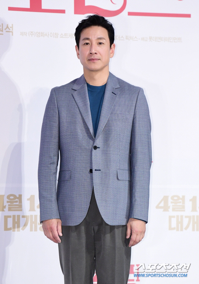 Actor Lee Sun Gyun is known to receive police My for suspicion of Drug Oral administration, and the advertising system quickly disappeared.Especially, the advertisement that his wife Hye-Jin Jeon appeared together turned out to be private, and Hye-Jin Jeon also got a spark.On the 20th, SK Telecom and SK Broadband changed the advertising image of the kids brand, which Lee Sun Gyun and Hye-Jin Jeon married as models, to private.As it is contents for childrens education, Drug-related words alone can hurt the image, and it seems to be taking action quickly.In addition, a nutritional brand that introduced Lee Sun Gyun as a model changed the advertising text, lowered the advertising picture, and switched the advertising image to private.Dramas and Movies starring Lee Sun Gyun are also on alert.The blockbuster movie Escape: Project Silence, which cost 18.5 billion won to produce, and The Land of Happiness, which is working on the post-production, will watch the Susa process and decide how to respond later. The drama No Way Out began filming on the 16th.Lee Sun Gyun was scheduled to shoot for the first time on May 21, but it seems difficult to join. Apple TV + DR.Brain has also been confirmed for Season 2, but it is in the planning stage, but it has been braked suddenly.Meanwhile, on the 20th, Incheon Police Agency Drug Crime Susa system is carrying out My on 8 people including Lee Sun Gyun on charges of violation of Drug Management Act (Hyangjeong).My subjects included Lee Sun Gyun, chaebol third generation, and aspiring entertainers.My is a step to determine the facts to determine whether to start Susa, and the police have found clues about Lee Sun Gyuns Drug Oral administration.We are confirming the exact facts about the allegations raised against Lee Sun Gyun, said Walnut Entertainment, a subsidiary of the company, on the 20th. We will be faithful to Susa and others of the Susa organization that can proceed in the future. .In addition, Lee Sun Gyun has filed a complaint with the Susa agency for continuous blackmail and intimidation from Mr. A, a person related to the case, and said, Because of malicious or H ⁇  Wi content, If the facts are circulated, we will respond strongly. 