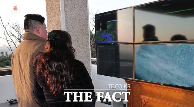 북한 김정은 국무위원장과 딸 김주애가 지난 3월 16일 평양 순안 국제국제비행장에서 대륙간탄도미사일 화성포-17형 발사를 참관하는 모습. 김주애는 명품 브랜드 재킷을 걸친 것으로 보인다. /뉴시스