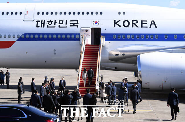 사우디아라비아와 카타르 순방길에 오르는 윤석열 대통령(오른쪽)과 김건희 여사가 21일 오후 경기 성남시 서울공항에 도착해 공군1호기에 탑승하고 있다.