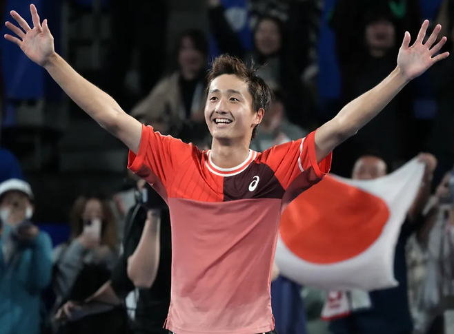 주니어 윔블던 챔피언 출신인 모치즈키가 생애 처음으로 투어 4강에 진출했다