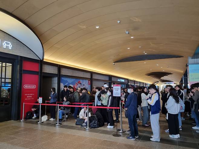 20일 ‘닌텐도 팝업 스토어 인 서울’ 정식 개장을 앞두고 200여명이 줄을 서 있다./김송이 기자