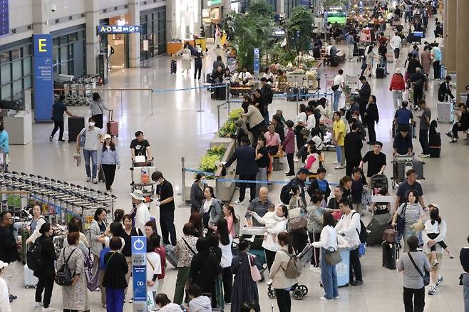 [인천공항=뉴시스] 권창회 기자 = 사진은 인천국제공항 제1여객터미널 입국장의 모습. 2023.10.18. kch0523@newsis.com /사진=뉴시스