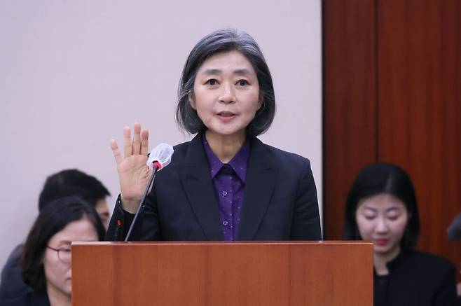 김행 여성가족부 장관 후보자가 5일 국회에서 열린 인사청문회에서 선서하고 있다.&nbsp; 연합뉴스