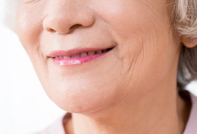 입술의 노화 속도를 늦추려면 입술에도 자외선 차단제를 바르고, 수시로 립밤을 덧발라야 한다./사진=클립아트코리아