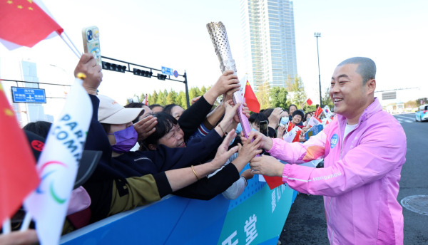 21일 오전 중국 항저우에서 2022 항저우 장애인아시안게임(APG) 성화봉송에 참가한 김진혁 선수단장. 대한장애인체육회 제공