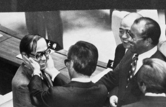 1978년 북극 탐험을 하고 돌아온 김영도 전 의원을 동료 의원들이 환영하고 있다. 중앙포토