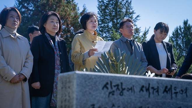21일 경기도 남양주시 마석 모란공원 내 고(故) 노회찬 전 대표 묘역에서 열린 정의당 창당 11주년 기념식에서 이정미 대표가 기념사를 하고 있다. 정의당 제공