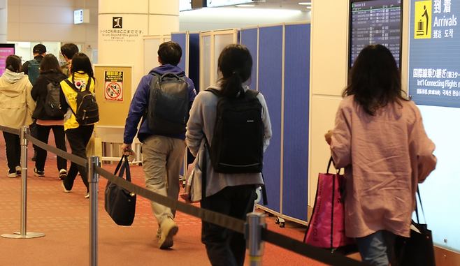 지난 19일(현지시간) 이스라엘에서 출발해 21일 도쿄 하네다 공항에 도착한 한국인들이 입국 수속을 밟기 위해 이동하고 있다. [사진 제공 = 연합뉴스]