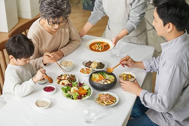 가족들이 그리팅 암환자 식단을 먹고 있는 모습. [사진 제공=현대그린푸드]