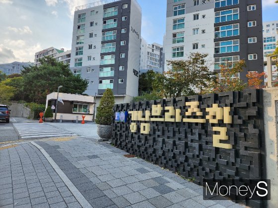 서울 강남 자곡동 LH강남브리즈힐 아파트 정문 모습. 해당 단지는 한국토지주택공사(LH)가 토지임대부 형태로 공급했다. 토지를 빼고 건물만 사는 방식이기에 입주민들은 매달 LH에 토지 임대료를 내야 한다. 임대료는 전용면적 74㎡ 기준 37만5000원, 84㎡ 42만5000원으로 각각 정해졌다./사진=정영희 기자