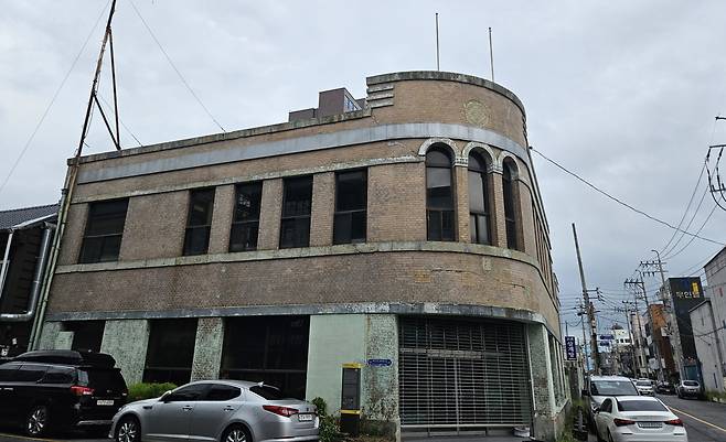 전남 목포 번화로에 위치한 적산가옥. 국가등록문화재로 지정된 곳이나 한동안 사람들이 사용하지 않아 벽면이 훼손됐다. 목포=김빛나 기자