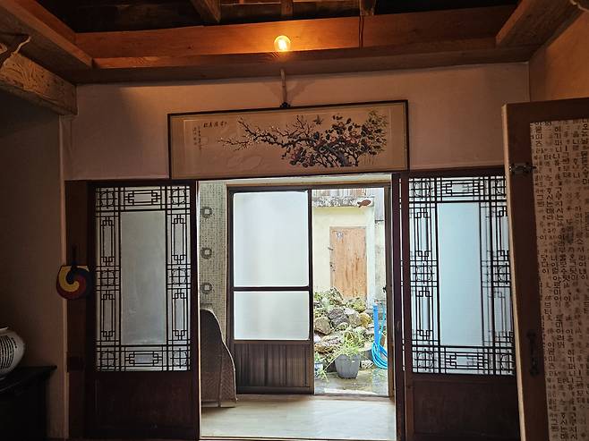 근대문화재로 등록된 이선재(가명·50대) 씨가 매입한 적산가옥 내부. 일본식 가옥 특징이 그대로 남아있는 건물로, 문화적 가치를 인정받았지만 건물 활용이 어려워 이씨는 최근 주택을 부동산에 내놨다. 목포=김빛나 기자