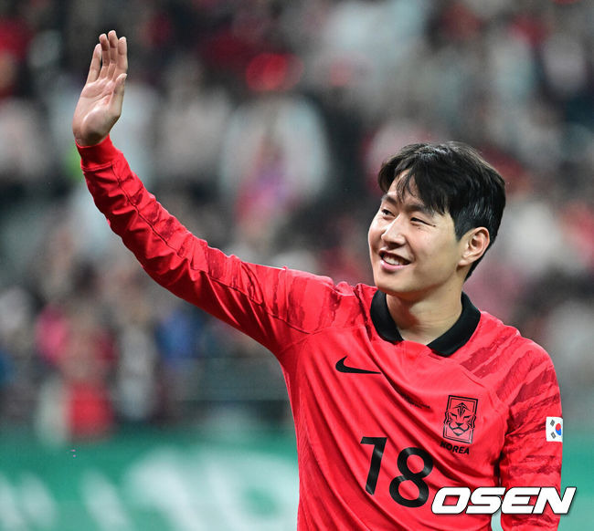 [OSEN=지형준 기자] 위르겐 클린스만 감독이 이끄는 대한민국 축구 국가대표팀이 13일 오후 8시 서울월드컵경기장에서 튀니지와 국가대표 친선경기서 이강인의 2골 1도움 슈퍼 활약을 앞세워 4-0으로 승리했다.경기를 마치고 대한민국 이강인이 붉은악마와 승리를 기뻐하고 있다. 2023.10.13 /jpnews@osen.co.kr