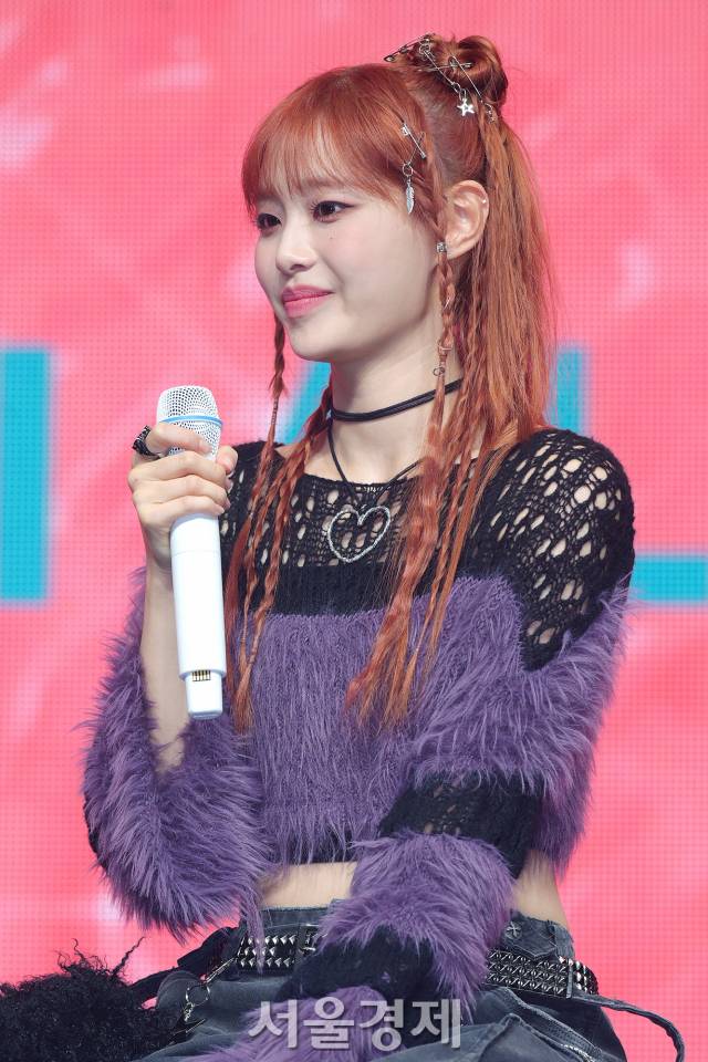 잠시 말을 잇지 못 한다