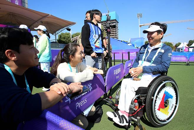 이미정이 21일 중국 항저우 원후이 스쿨 론볼 경기장에서 열린 론볼 예선 조별리그 1차전에서 인도선수 데비 니르말라를 21-3으로 완파한 뒤 인터뷰하고 있다. 대한장애인체육회 제공