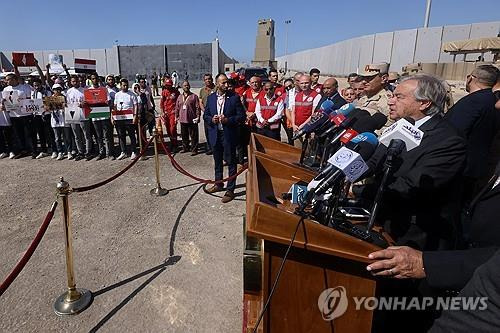 라파 국경 검문소 앞의 안토니우 구테흐스 유엔 사무총장 [로이터=연합뉴스]