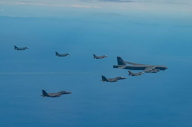 한국 공군의 전투기인 ‘F-15K’, 미 공군의 전략폭격기인 ‘B-52H’와 전투기 ‘F-16’, 일본 항공자위대의 전투기 ‘F-2’ 등 한미일 공중전력이 22일 한반도 남쪽 한일 ADIZ(방공식별구역) 중첩구역에서 훈련을 하고 있다. (사진=미 공군)