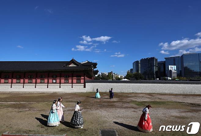 전국이 쾌청한 날씨를 보인 20일 오후 서울 종로구 경복궁에서 한복을 입은 관광객들이 나들이를 즐기고 있다. 2023.10.20/뉴스1 ⓒ News1 구윤성 기자