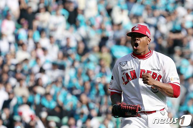 22일 오후 인천 미추홀구 문학동 SSG랜더스필드에서 열린 프로야구 '2023 신한은행 SOL KBO 포스트시즌' 준플레이오프 1차전 NC 다이노스와 SSG 랜더스의 경기, 4회초 실점 위기를 무실점으로 틀어막은 SSG 선발투수 엘리아스가 환호하며 더그아웃 향하고 있다. 2023.10.22/뉴스1 ⓒ News1 이동해 기자