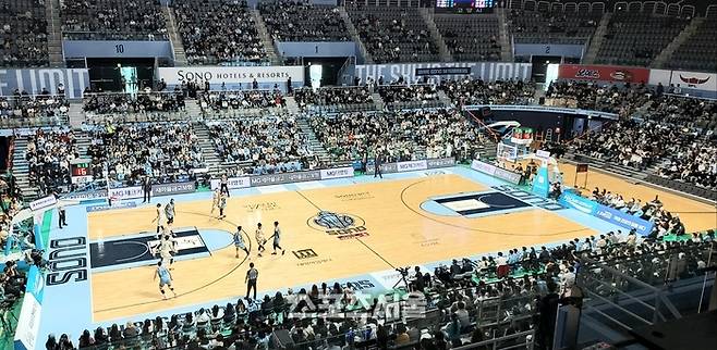 소노의 역사적인 홈 개막전이 열린 고양 소노 아레나, 2층까지 관중들이 들어찼다. 사진 | 스포츠서울 이웅희기자 iaspire@
