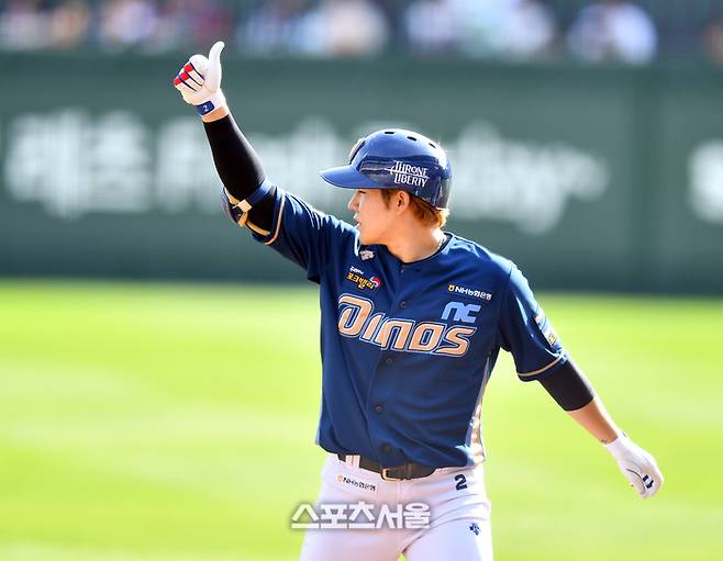 NC 박민우가 22일 인천SSG랜더스필드에서 열린 2023 KBO 준플레이오프 1차전 SSG전에서 4회초 안타로 출루하고 있다. 2023.10.22.인천 | 강영조기자 kanjo@sportsseoul.com