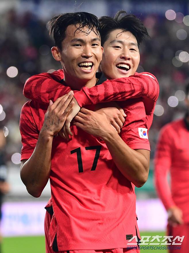 17일 수원월드컵경기장에서 열린 축구 국가대표팀과 베트남의  친선전, 정우영이 6번째 골을 넣고 이강인과 환호하고 있다. 수원=최문영 기자deer@sportschosun.com /2023.10.17/