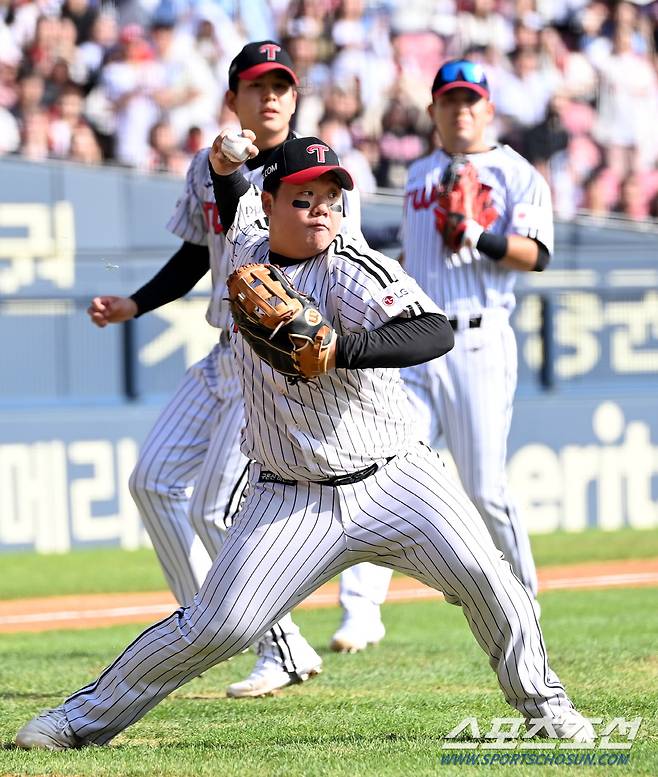 9일 잠실야구장에서 열린 롯데와 LG의 경기, 2회초 무사 1,2루 LG 1루수 김범석이 롯데 안권수의 번트타구를 잡아 1루로 던지고 있다. 잠실=허상욱 기자wook@sportschosun.com/2023.10.09/