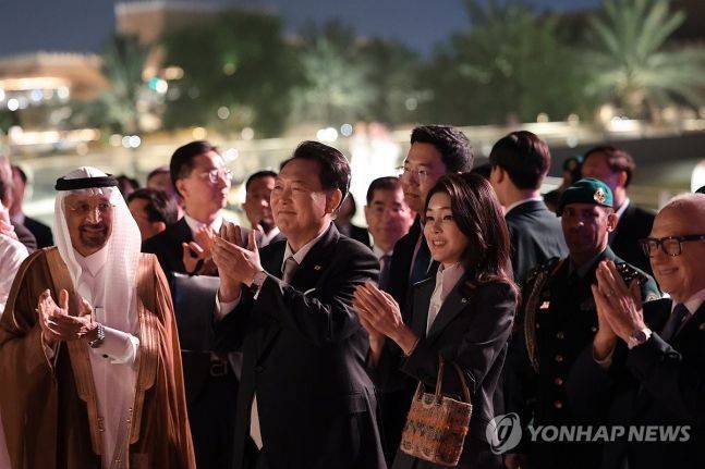 사우디아라비아를 국빈 방문한 윤석열 대통령과 김건희 여사가 21일(현지시간) 리야드 인근에 위치한 사우디 왕국의 기원지라 할 수 있는 디리야 유적지를 방문하고 있다. [사진출처=연합뉴스]