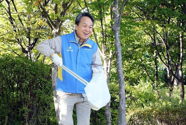 진옥동 신한금융그룹 회장이 20일 서울 남산에서 플로깅 봉사활동을 하고 있다. 이날 행사에는 그룹사 CEO들도 함께 참여했다. /신한금융그룹 제공