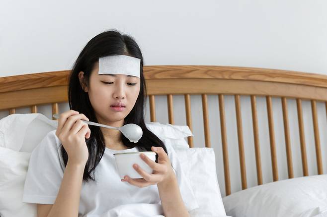 한 번이라도 혼자 살아본 사람들은 안다. 아플 때 옆에 아무도 없으면 얼마나 더 아프게 느껴지고 입맛도 없어지는지. 괜한 서러움에 그냥 그런 것 같은 ‘느낌’ 때문일까, 아니면 정말로 더 아프기 때문일까. 신기하게 연결된 몸과 마음의 고통의 원리를 살펴보자. 게티이미지뱅크