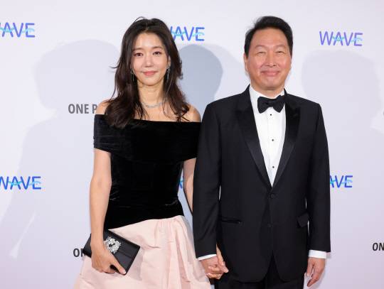 최태원(오른쪽) 대한상의 회장(SK그룹 회장)이 동거인 김희영 티앤씨(T&C) 재단 이사장과 손을 꼭잡고 포즈를 취하고 있다. [게티이미지코리아]