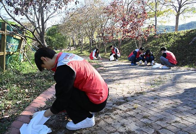 BNK부산은행 임직원 500여명이 지난 21일 금정구 상현마을 등 부산지역 곳곳에서 환경정화 봉사활동을 펼쳤다. BNK부산은행 제공