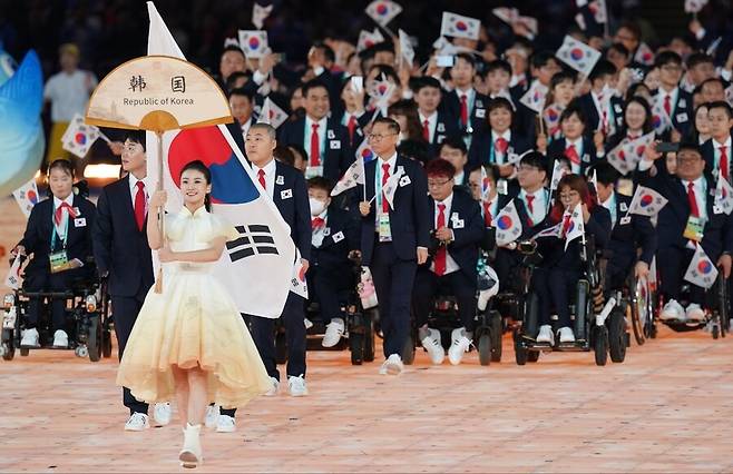 한국 선수단이 22일 밤 중국 저장성 항저우 올림픽 스포츠센터 스타디움에서 열린 2022 항저우장애인아시안게임 개막식에 입장하고 있다. 대한장애인체육회 제공