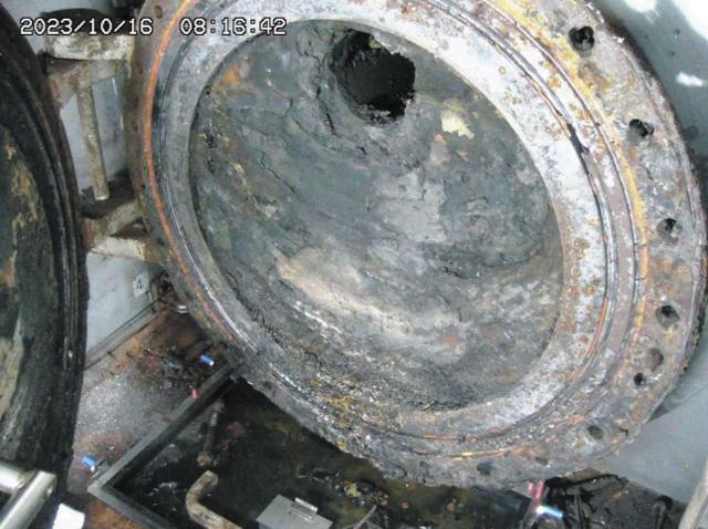 일본 후쿠시마 제1원자력발전소의 2호기 격납용기로 통하는 통로의 입구. 로봇 팔을 투입하기 위해 지난 16일 이 통로의 뚜껑을 열었으나 내부가 굳은 퇴적물로 꽉 막혀 있다. 상단의 작은 구멍은 2019년 내부 조사를 위한 카메라를 투입하기 위해 뚫었던 것이다. 당시에는 뚜껑을 열지 않은 채 구멍을 뚫었다. 국제폐로연구개발기구 제공