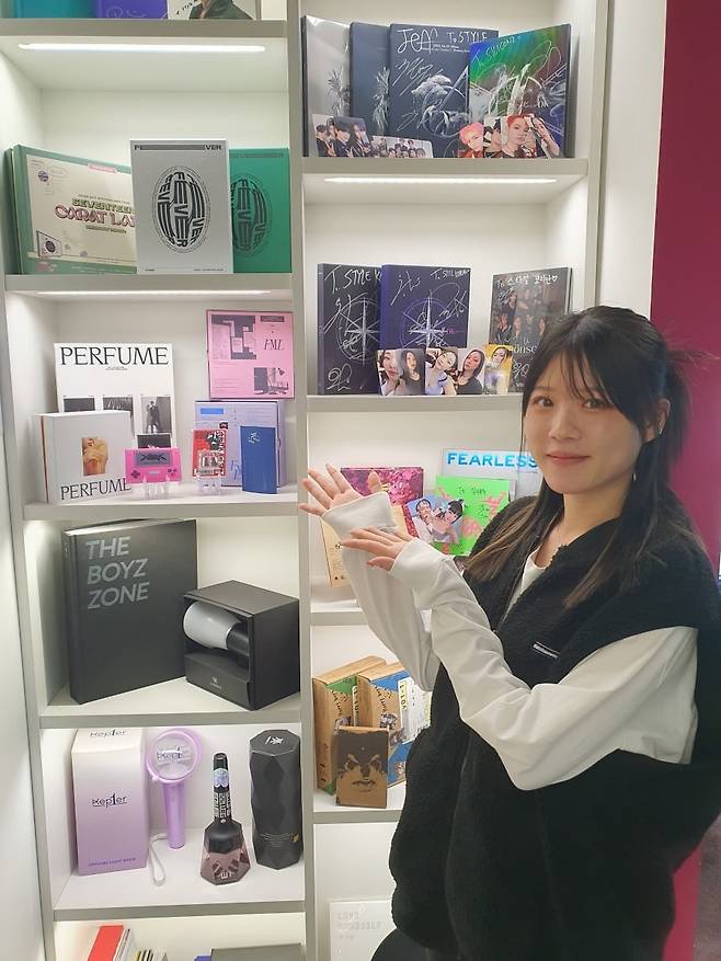김지나 JP 마케팅팀 직원이 K팝 진열대를 소개하고 있다. 윤현주 기자