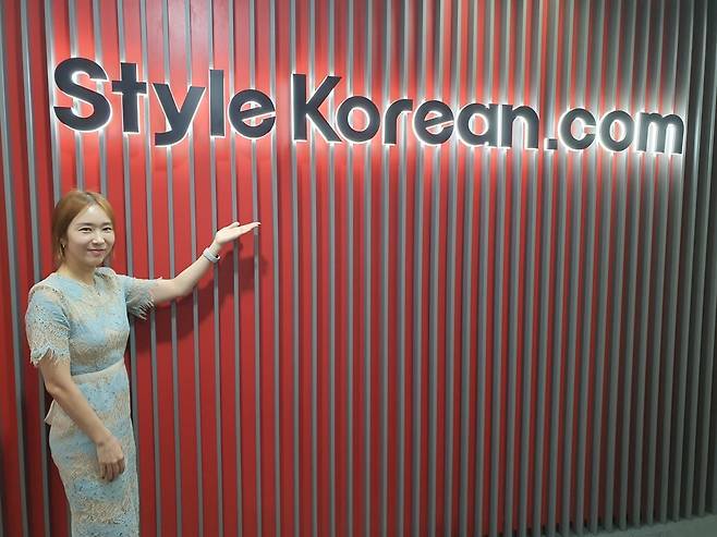 김슬기 전략기획팀 과장이 역직구몰 사이트를 소개하고 있다. 윤현주 기자