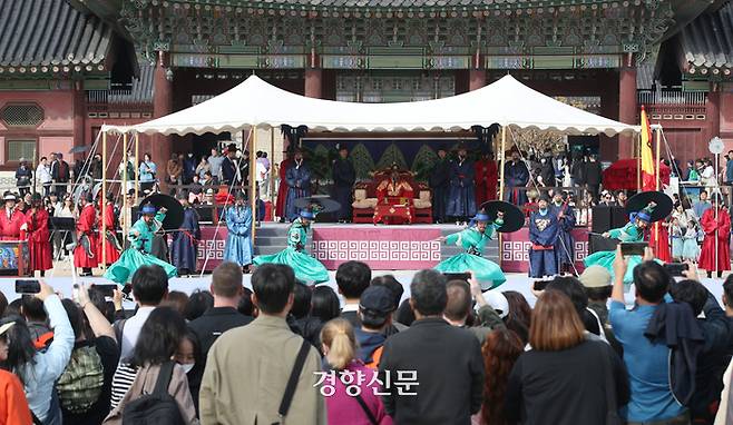 서울 종로구 경복궁 흥례문 앞에서 22일 궁궐 호위군 사열의식 ‘첩종’ 재연 행사가 열리고 있다. 첩종 재연 행사가 열린 것은 코로나19 이후 약 4년만이다.