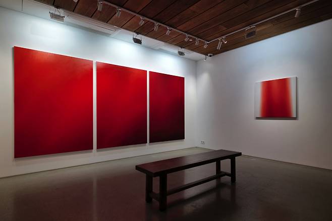 An installation view of "Glowing Hour" by Keem Ji-young (courtesy of the artist, Gizi Foundation)