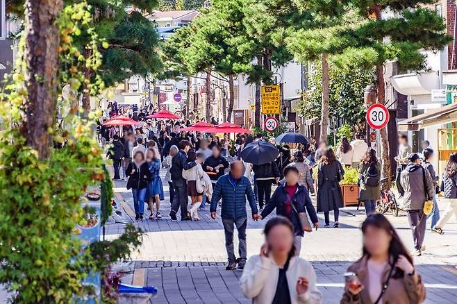 [수원=뉴시스] 경기 수원시가 '생태교통 수원 페스타'를 개최한 21일 행궁동 일대를 걸어다니는 시민들로 거리가 북적거리고 있다. (사진=수원시 제공) 2023.10.21. photo@newsis.com *재판매 및 DB 금지