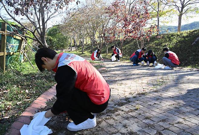 [부산=뉴시스] BNK부산은행은 21일 부산지역 16개 구·군에서 환경정화 봉사활동을 실시했다고 22일 밝혔다. (사진=부산은행 제공)  *재판매 및 DB 금지