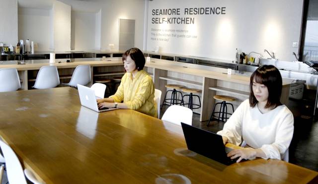 일본 와카야마현의 공유 오피스에서 업무를 보는 사람들. 와카야마 워케이션 프로젝트 누리집