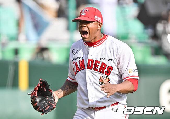 [OSEN=인천, 박준형 기자]4회초 실점 위기 넘긴 SSG 엘리아스가 환호하고 있다.  2023.10.22  / soul1014@osen.co.kr