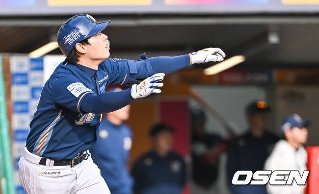 [OSEN=인천, 박준형 기자] 22일 인천 SSG랜더스필드에서 2023 KBO 준플레이오프 SSG 랜더스와 NC 다이노스의 경기가 열렸다.8회초 1사 1루 NC 대타 김성욱이 선취 2점 홈런을 날리고 타구를 바라보고 있다.   2023.10.22  / soul1014@osen.co.kr