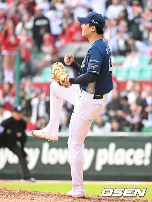 [OSEN=인천, 이대선 기자] 22일 인천 SSG랜더스필드에서 2023 KBO 준플레이오프 SSG 랜더스와 NC 다이노스의 경기가 열렸다.8회말 2사 2루에서 NC 류진욱이 SSG 에레디아를 삼진으로 처리하고 환호하고 있다. 2023.10.22 /sunday@osen.co.kr