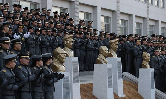 지난 2018년 3월 1일 서울 육군사관학교에서 열린 독립전쟁 영웅 5인 흉상 제막식에서 사관생도와 참석자들이 기념사진을 찍고 있다. 육사는 독립전쟁에 일생을 바친 홍범도, 김좌진, 지청천, 이범석 장군, 그리고 신흥무관학교를 설립한 이회영 선생의 흉상을 탄피 300kg을 녹여 제작했다. 연합뉴스