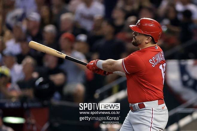 ▲ 포스트시즌 개인 통산 20호포를 쏘아 올린 카일 슈와버