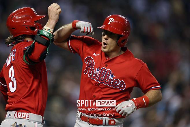 ▲ 쐐기 투런포를 터트린 JT 리얼무토(오른쪽)