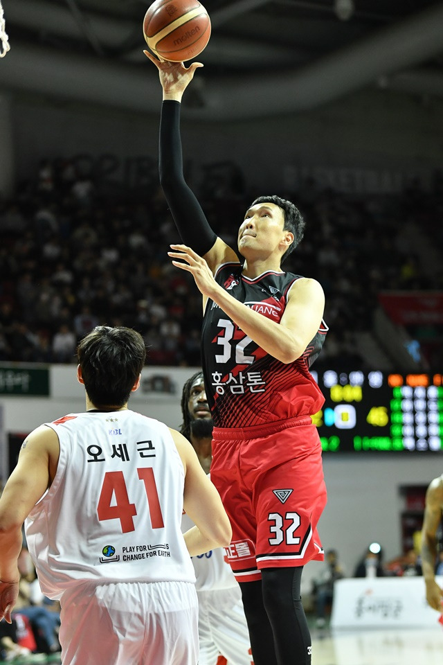 이종현(오른쪽)이 21일 열린 KBL 개막전 안양 정관장-서울 SK 경기에서 오세근을 앞에 두고 공격을 시도하고 있다. /사진=KBL 제공