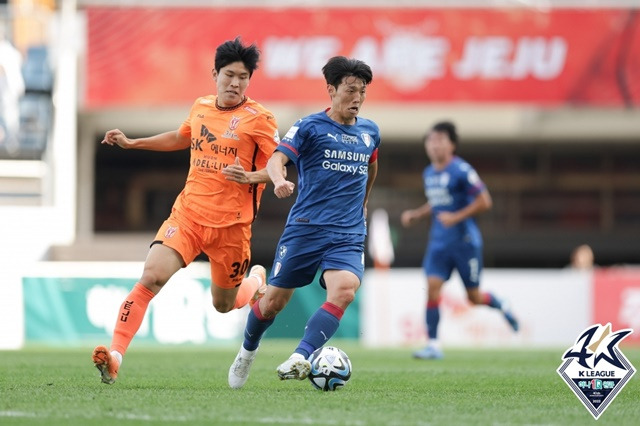 경기에 집중하고 있는 수원삼성의 김보경(오른쪽). /사진=한국프로축구연맹 제공